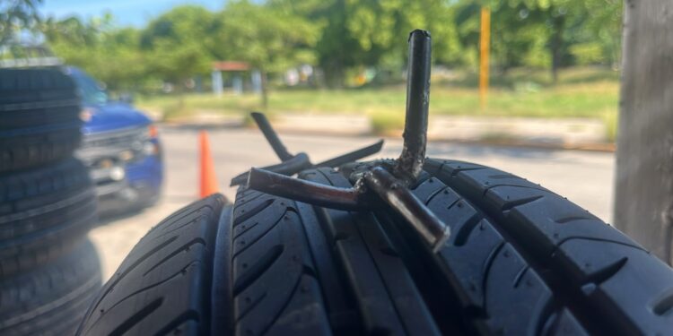 Persecución en Culiacán deja patrulla y automóvil dañados por ponchallantas