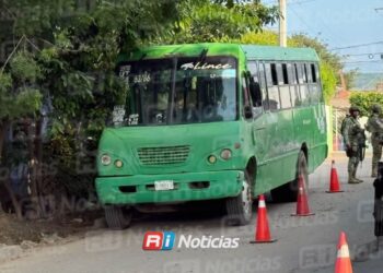 Balean camión urbano en Escuinapa; chofer resulta herido y una docena de estudiantes sale ilesa