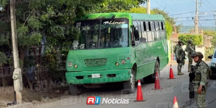Balean camión urbano en Escuinapa; chofer resulta herido y una docena de estudiantes sale ilesa