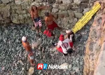 Turista cae desde lo alto del malecón hacia zona rocosa en Mazatlán