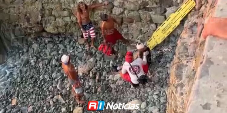 Turista cae desde lo alto del malecón hacia zona rocosa en Mazatlán
