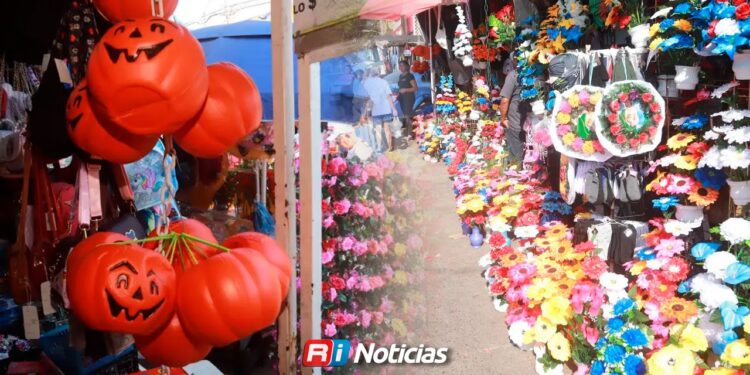Mercado de la Juárez aprovecha Halloween y Día de Muertos con venta de disfraces y flores