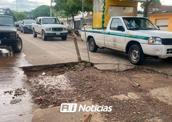 Socavón en la colonia Ricardo Flores Magón alarma a vecinos por obra inconclusa de Jumapam