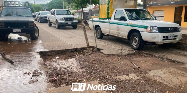 Socavón en la colonia Ricardo Flores Magón alarma a vecinos por obra inconclusa de Jumapam