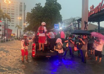 Lluvias dejan inundaciones, vehículos varados y personas arrastradas por corrientes en Mazatlán