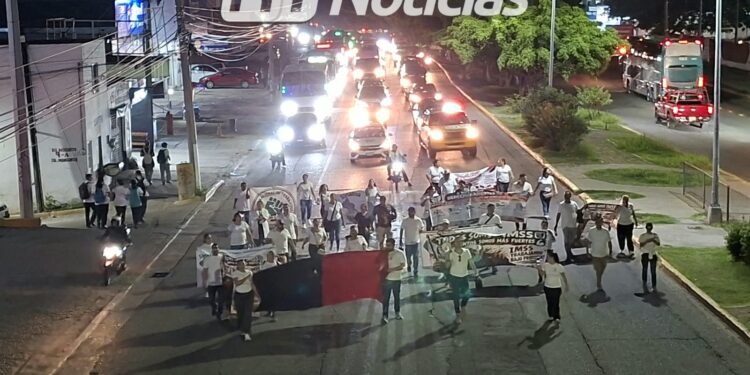Trabajadores del IMSS en Mazatlán se manifiestan por bajos salarios y deficiencias en hospitales