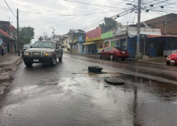 Riesgo vial en avenida Río Piaxtla por alcantarilla sin tapa