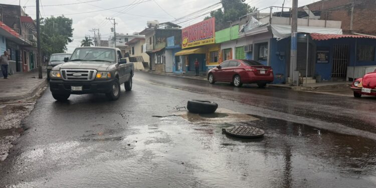 Riesgo vial en avenida Río Piaxtla por alcantarilla sin tapa