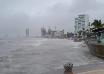 Prevén lluvias intensas y rachas de viento en Mazatlán