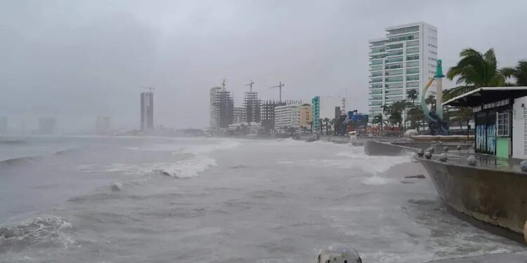 Prevén lluvias intensas y rachas de viento en Mazatlán
