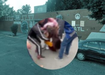 Madre golpea a estudiante por pelearse con su hija, amenaza con desatar balacera afuera de escuela secundaria