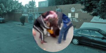 Madre golpea a estudiante por pelearse con su hija, amenaza con desatar balacera afuera de escuela secundaria