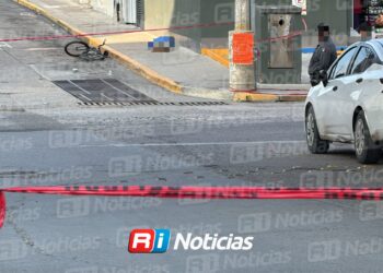 A una cuadra del malecón de Mazatlán, asesinan a balazos a un hombre junto a un Oxxo