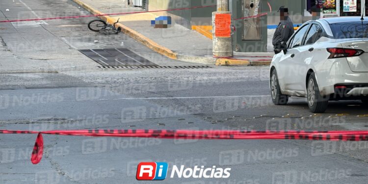 A una cuadra del malecón de Mazatlán, asesinan a balazos a un hombre junto a un Oxxo
