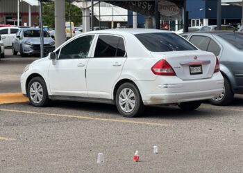 Balean a un hombre en estacionamiento de supermercado en Culiacán; quedó arriba de su vehículo