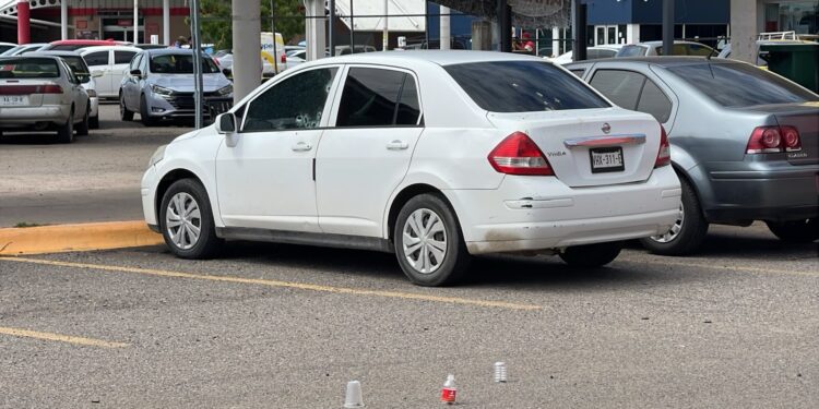 Balean a un hombre en estacionamiento de supermercado en Culiacán; quedó arriba de su vehículo