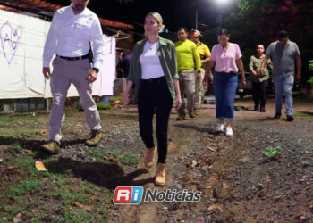 Recorre Estrella Palacios zonas afectadas por lluvias; destacan sus botas impecables