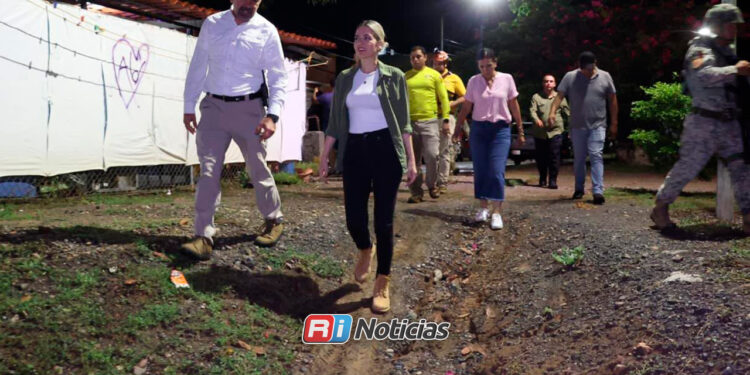 Recorre Estrella Palacios zonas afectadas por lluvias; destacan sus botas impecables