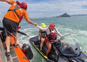 Salvavidas y Marina auxilian a tres adultos mayores tras dificultades en el mar en Mazatlán