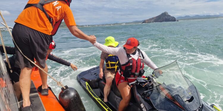 Salvavidas y Marina auxilian a tres adultos mayores tras dificultades en el mar en Mazatlán