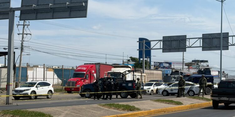 Balean a conductor durante persecución en la entrada norte de Mazatlán