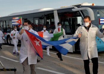 Sheinbaum defiende contratación de médicos cubanos y descarta salarios más altos