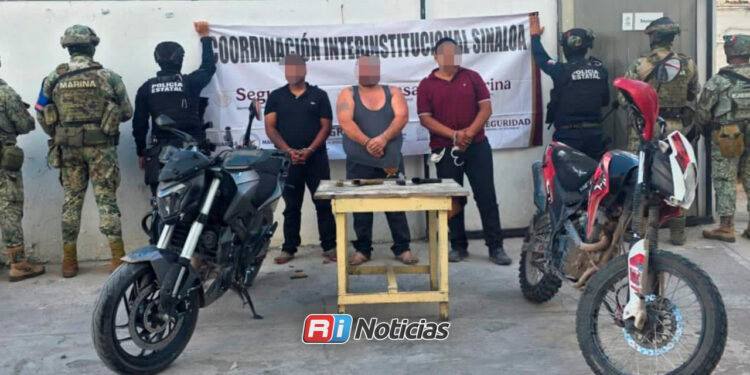 Detienen a tres civiles armados tras persecución en Escuinapa; aseguran dos motocicletas