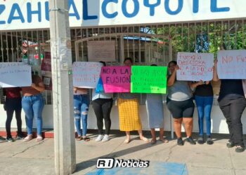 Padres de familia cierran la primaria Nezahualcóyotl en la Colonia Independencia tras el cierre de un aula