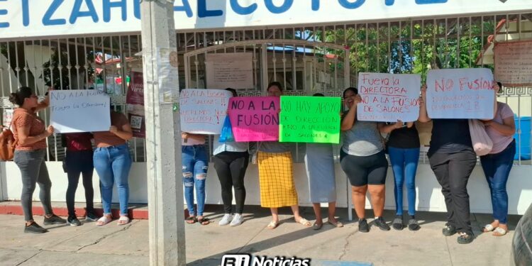 Padres de familia cierran la primaria Nezahualcóyotl en la Colonia Independencia tras el cierre de un aula