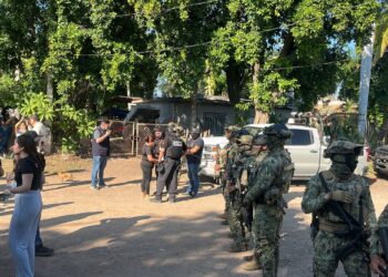 Bloquean habitantes de Laguna Colorada paso a fuerzas federales tras operativo; reportan cuatro detenidos