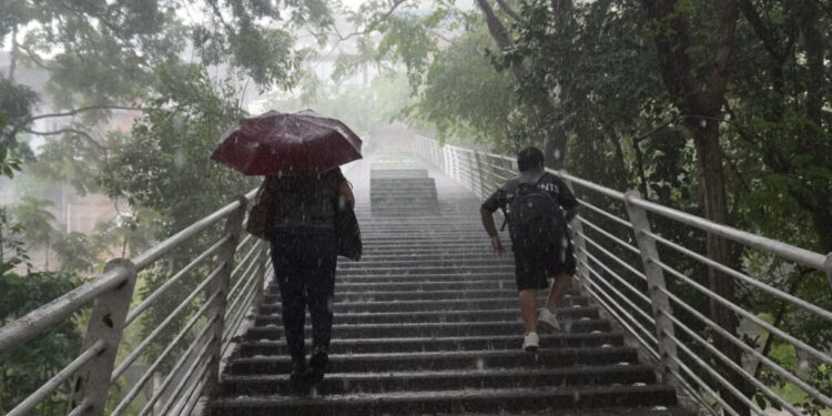 Huracán ‘Simon’ avanza como categoría 2 y provocará lluvias en Sinaloa y Nayarit